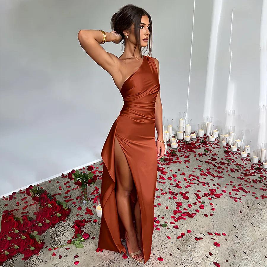 Robe asymétrique en satin avec fente