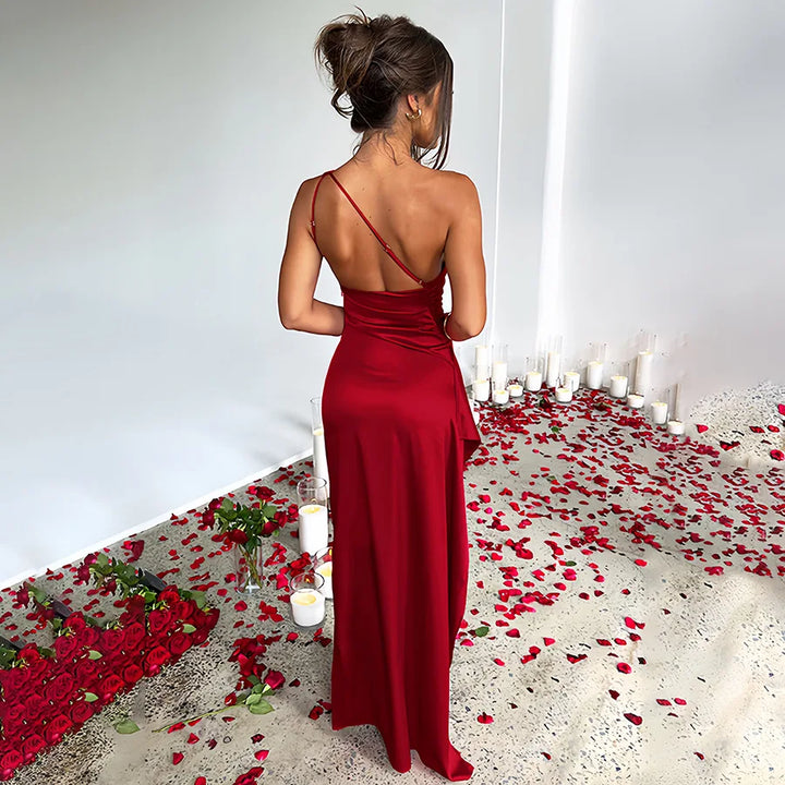 Robe asymétrique en satin avec fente