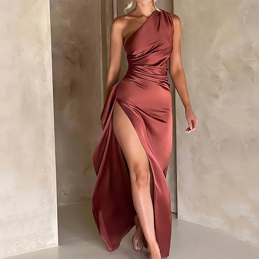 Robe asymétrique en satin avec fente