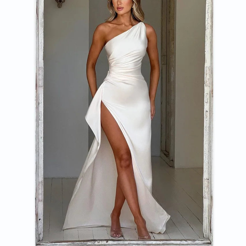 Robe asymétrique en satin avec fente