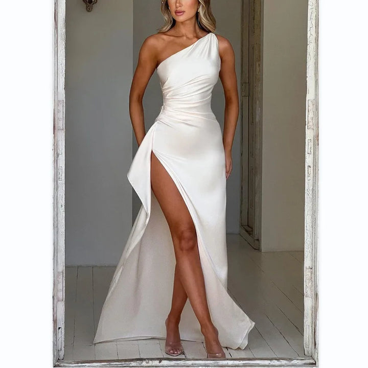 Robe asymétrique en satin avec fente